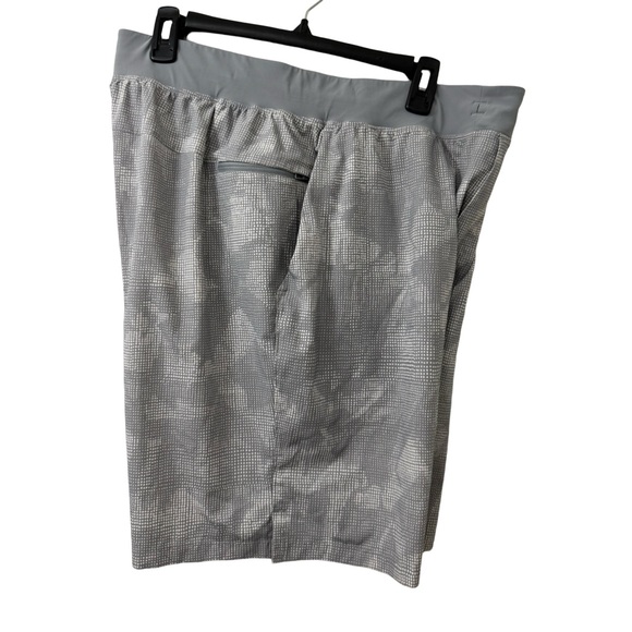 Lululemon T.H.E. Short Linerless 9" in Light Grey Men’s XL - Picture 3 of 7